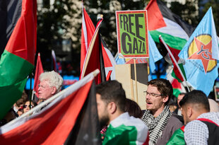Demonstrant:innen auf einer Pro-Palästina-Demo