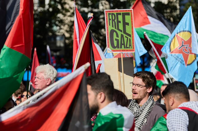 Demonstrant:innen auf einer Pro-Palästina-Demo
