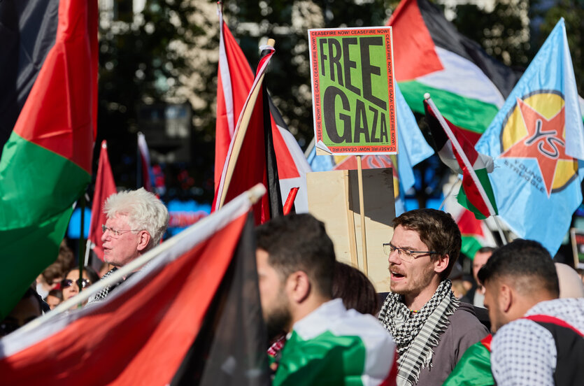 Demonstrant:innen auf einer Pro-Palästina-Demo