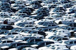 Hunderte eng geparkte Autos