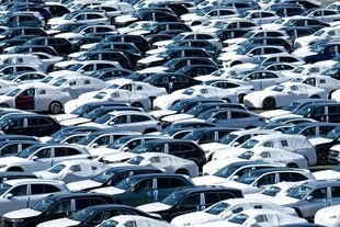 Hunderte eng geparkte Autos