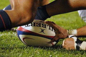 Hände und Beine kämpfen um einen Rugby Ball