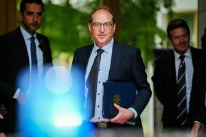 Alexander Dobrindt, im Vordergrund Blaulicht