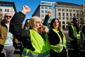 Mehreren hunderten Arbeiter der Charité Facility Management (CFM) protestieren mit Verdi mit eine Demonstration zur ihre unbefristeten Streik nach einer Urabstimmung mit einer Mehrheit von 99,3%