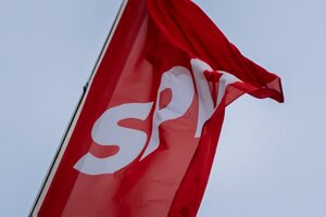 Das Bild zeigt eine SPD-Fahne im mäßigen Wind.