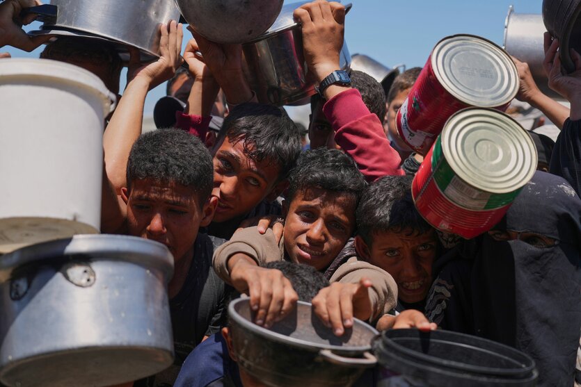 Kinder an einer Essensausgabe in Khan Younis, im Süden des Gazastreifens am Montag, 2. Juni