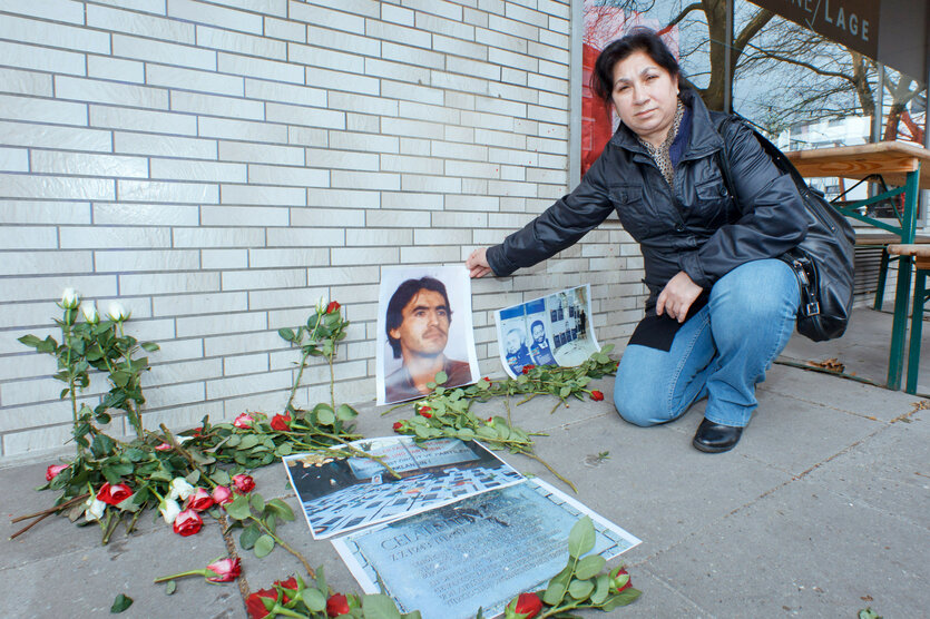 Gülistan Avcı zeigt im März 2012 in Hamburg ein Bild ihres vor 26 Jahren von rechtsradikalen Tätern ermordeten Mannes Ramazan Avcı.