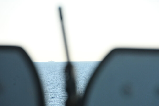 Bordkanone und ein Schiff am Horizont.