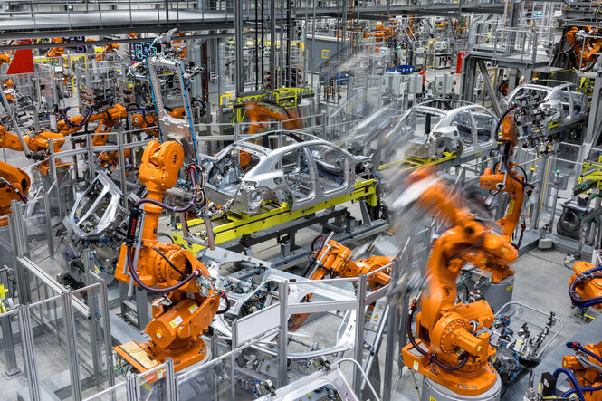 Blick in eine Montagehalle mit Robotern von Porsche