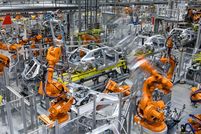 Blick in eine Montagehalle mit Robotern von Porsche