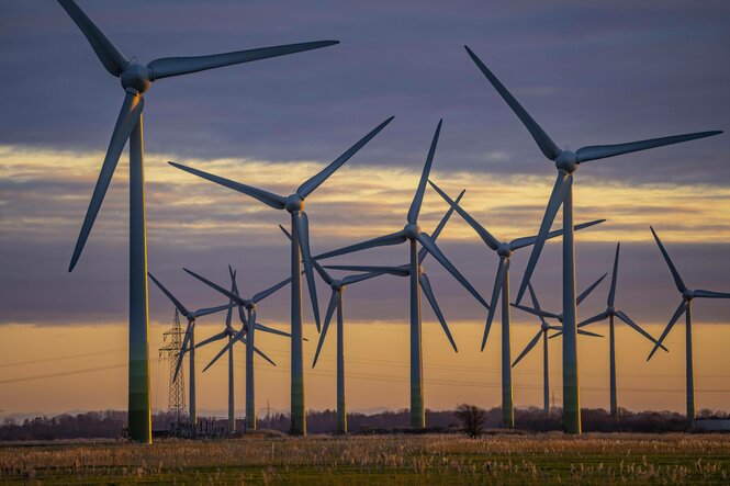 Ein Windpark in Niedersachsen bei Sonnenuntergang