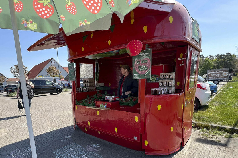 Ein Verkaufsstand für Erdbeeren in Fruchtform