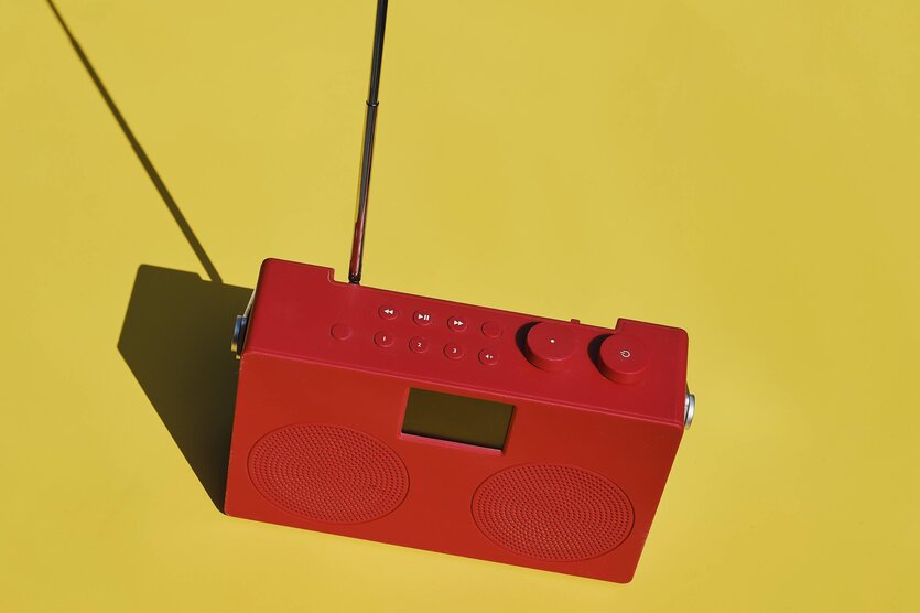 ein peppig-rotes Radio vor gelbem Hintergrund