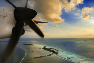 Der Propeller eines Flugzeugs mit Blick auf den Strand auf den Malediven