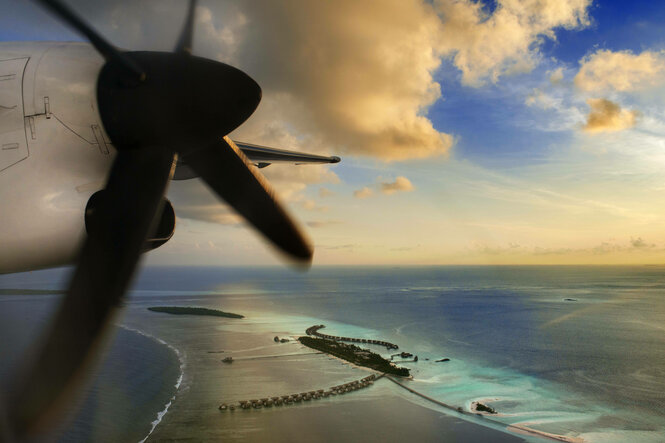 Der Propeller eines Flugzeugs mit Blick auf den Strand auf den Malediven
