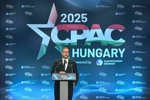 Christian Hafenecker von der FPÖ spricht auf einer Konferenz CPAC in Budapest