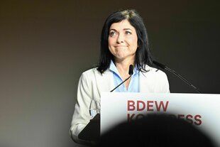 Katherina Reiche (CDU), Bundeswirtschaftsministerin, hält eine Keynote beim BDEW-Kongress 2025 in der Station Berlin