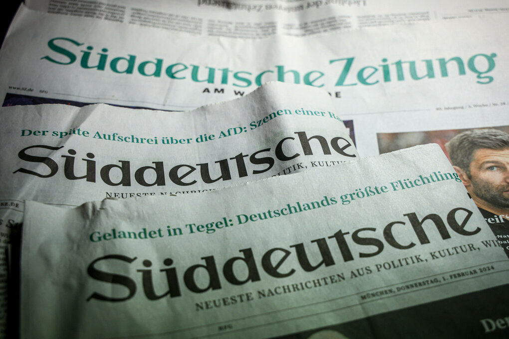 Drei Ausgaben der Süddeutschen Zeitung liegen auf einem Tisch