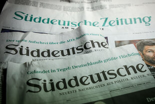 Drei Ausgaben der Süddeutschen Zeitung liegen auf einem Tisch