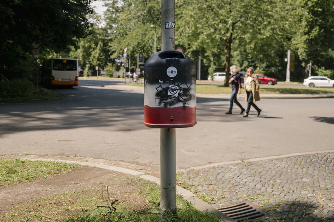 Ein Mülleimer ist mit den Farben der Deutschen Reichs-Flagge besprüht