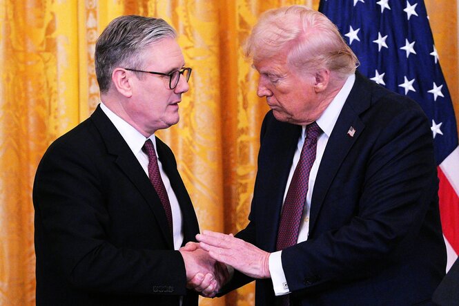 US-Präsident Donald Trump (rechts) und der britische Premierminister Keir Starmer geben sich die Hände