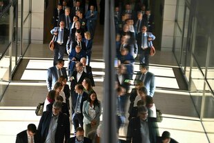 Abgeordnete stehen bei der Wahl eines neuen Wehrbeauftragten des Bundestags in einer Schlange