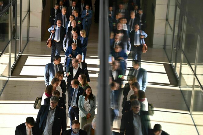 Abgeordnete stehen bei der Wahl eines neuen Wehrbeauftragten des Bundestags in einer Schlange