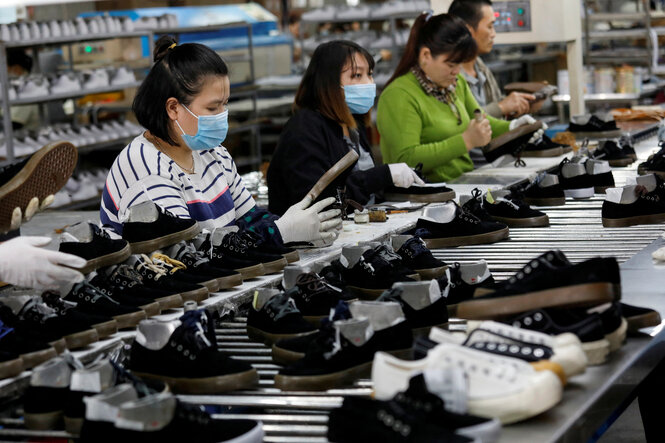 Vietnamesische Arbeiterinnen am Fließband einer Schuhfabrik in Hanoi im Jahr 2020.