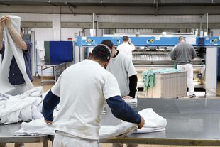 Männer arbeiten in einer Wäscherei