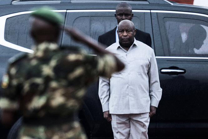 Ein burundischer Soldat salutiert Präsident Évariste Ndayishimiye