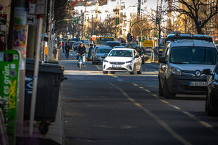 Radweg auf der Kantstraße, ein Pkw quert die Spur
