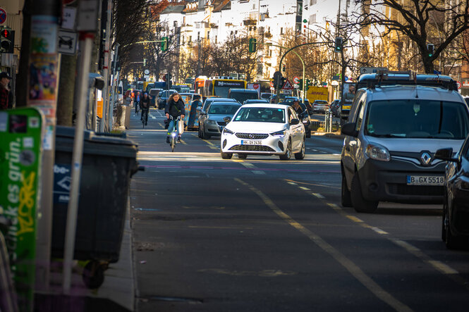 Radweg auf der Kantstraße, ein Pkw quert die Spur