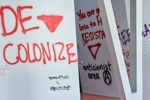 Das Hamas-Symbol als Graffiti an einer Wand der Humboldt-Universität