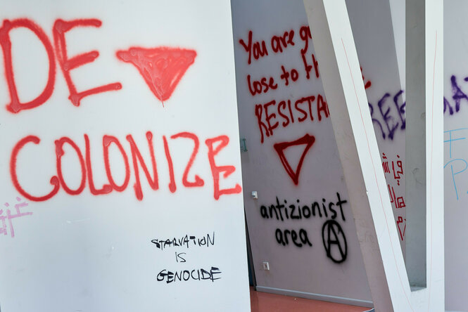 Das Hamas-Symbol als Graffiti an einer Wand der Humboldt-Universität