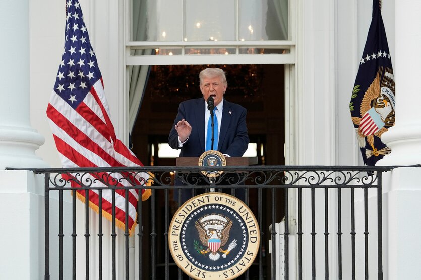 Trump auf einem Balkon