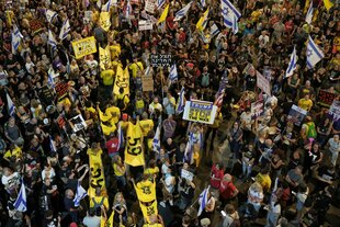Menschen nehmen an einer Demonstration teil und fordern die sofortige Freilassung der von der Hamas im Gazastreifen festgehaltenen Geiseln.