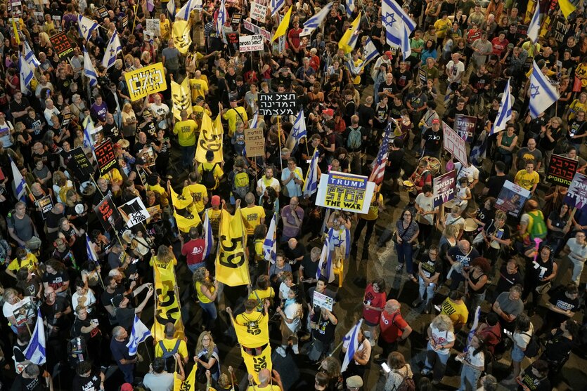 Menschen nehmen an einer Demonstration teil und fordern die sofortige Freilassung der von der Hamas im Gazastreifen festgehaltenen Geiseln.