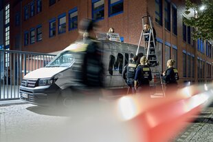 Aktivisten der Gruppe neue generation haben versucht, Zufahrten und Ausfahrten einer Druckerei des Axel-Springer-Verlags in Berlin-Spandau zu blockieren. Sie hätten drei Fahrzeuge vor dem Gebäude abgestellt und sich auf den Dächern festgeklebt.
