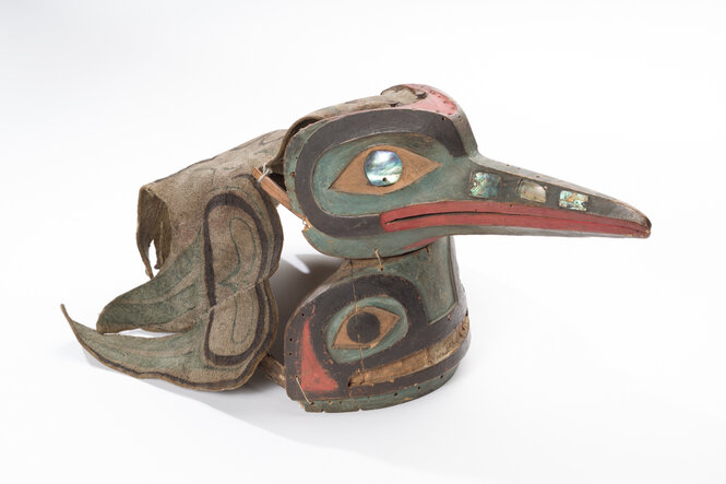 Eine reich verzierte Maske, die einen Vogel darstellt