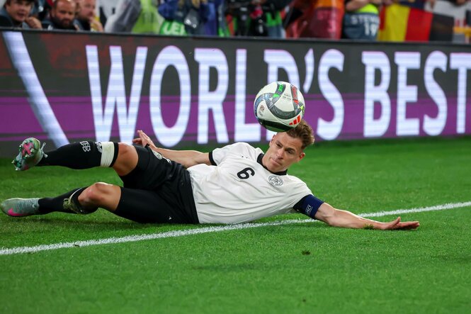 Vor der Bande "World's Best" rutscht Joshua Kimmich über den Rasen