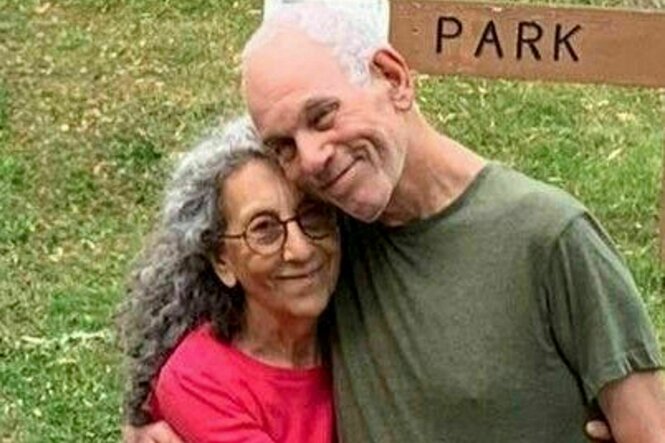 Judi Weinstein und Gad Haggai umarmen einander