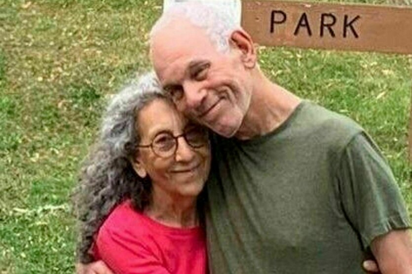 Judi Weinstein und Gad Haggai umarmen einander