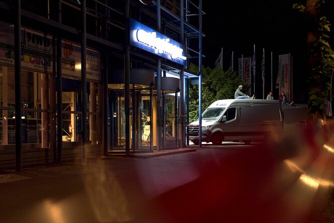 Aktivisten der Gruppe neue generation haben versucht, Zufahrten und Ausfahrten einer Druckerei des Axel-Springer-Verlags in Berlin-Spandau zu blockieren