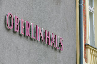 Schrift an einem Haus.