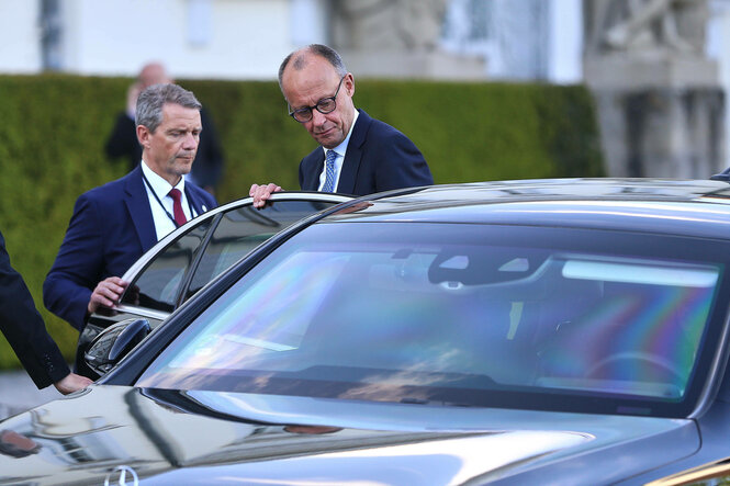 Friedrich Merz steigt in einen schwarzen Mercedes