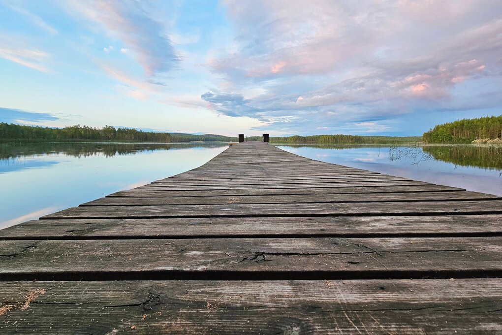 Holzsteg führt auf einen See