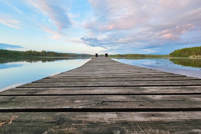 Holzsteg führt auf einen See