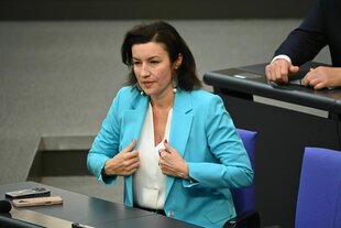 Dorothee Bär (CSU), Bundesministerin für Forschung, Technologie und Raumfahrt, kommt vor Beginn der Sitzung in den Plenarsaal des Bundestags