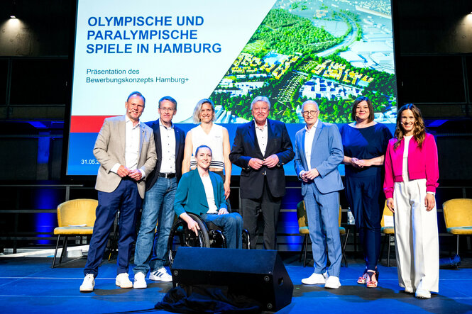 Hamburger Funktionäre und Politiker auf einer Bühne
