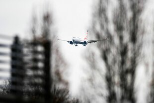 Ein Flugzeug landet am Flughafen Hannover